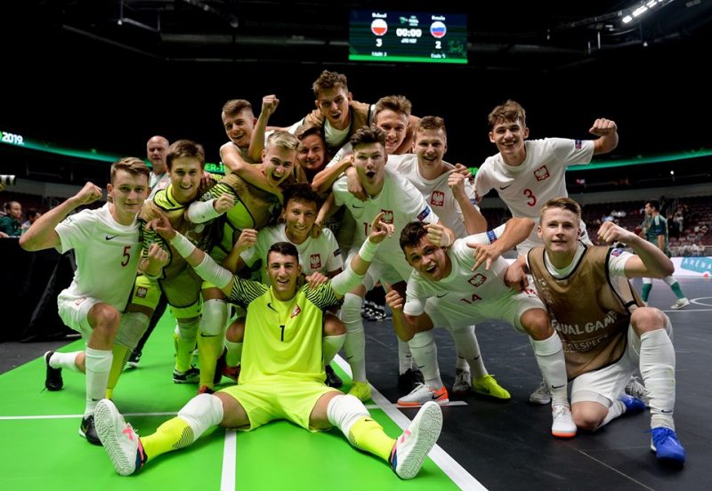Polijas futbolisti ar galveno varoni vārtsargu Kšištofu Ivaneku centrā.
