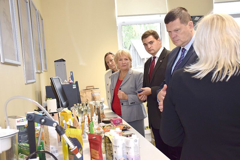 Šonedēļ zemkopības ministrs Kaspars Gerhards (no labās) kopā ar savu padomnieku Edvardu Ratnieku viesojās Latvijas Lauksaimniecības universitātē Jelgavā, kur apskatījis vairākus LLU objektus, ticies ar augstskolas rektori Irinu Pilveri un fakultāšu pārstāvjiem.