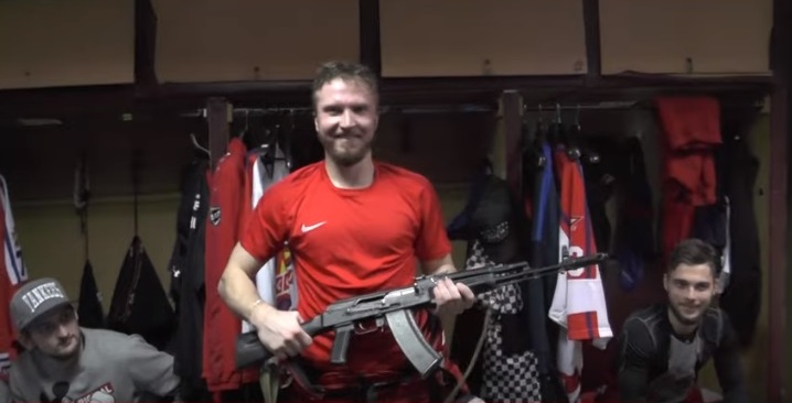Iževskas “Ižstaļ” vārtsargs Savēlijs Konovs ar automātu.