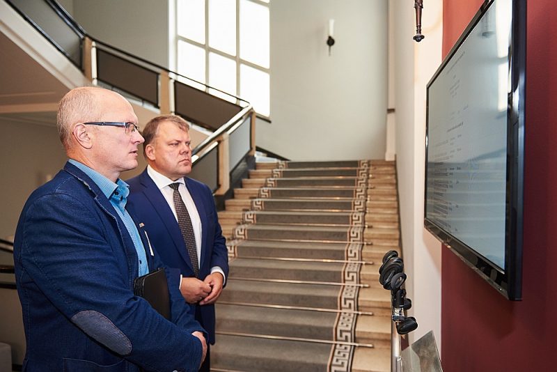 Uz valdības sēdi bija ieradušies daudzi vietējo pašvaldību līderi. Latvijas Pašvaldību savienības priekšsēdis Gints Kaminskis (no labās) sekoja līdzi lēmuma pieņemšanas gaitai.