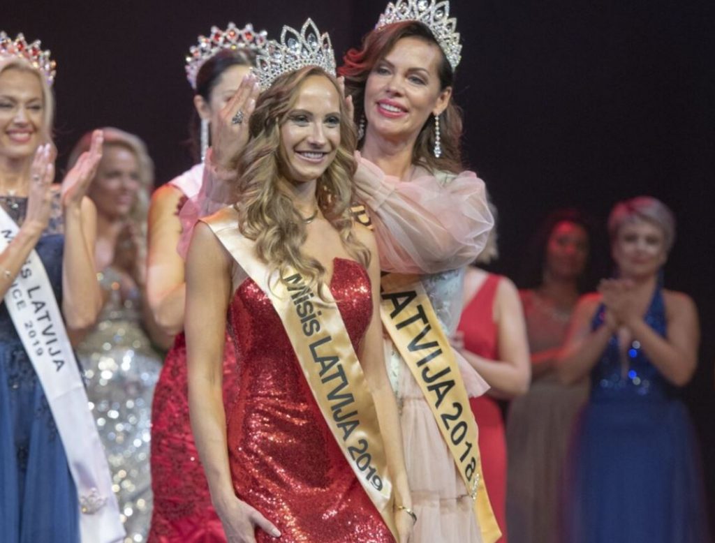 Konkursa “Misis Latvija 2019” uzvarētāju Litu Blūmu sveic “Misis Latvija 2018” uzvarētāja Sigita Cīrule.