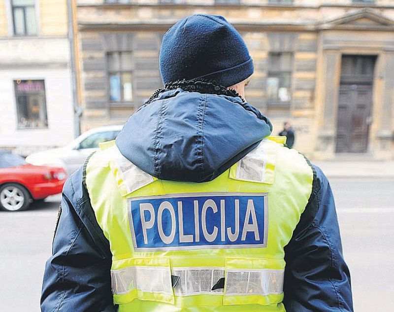 Sieviete par notikušo ziņojusi policijai, gribējusi noslēgt vienošanos, ka varmāka nedrīkst viņai tuvoties, bet gan policija, gan tiesa esot atteikusi.