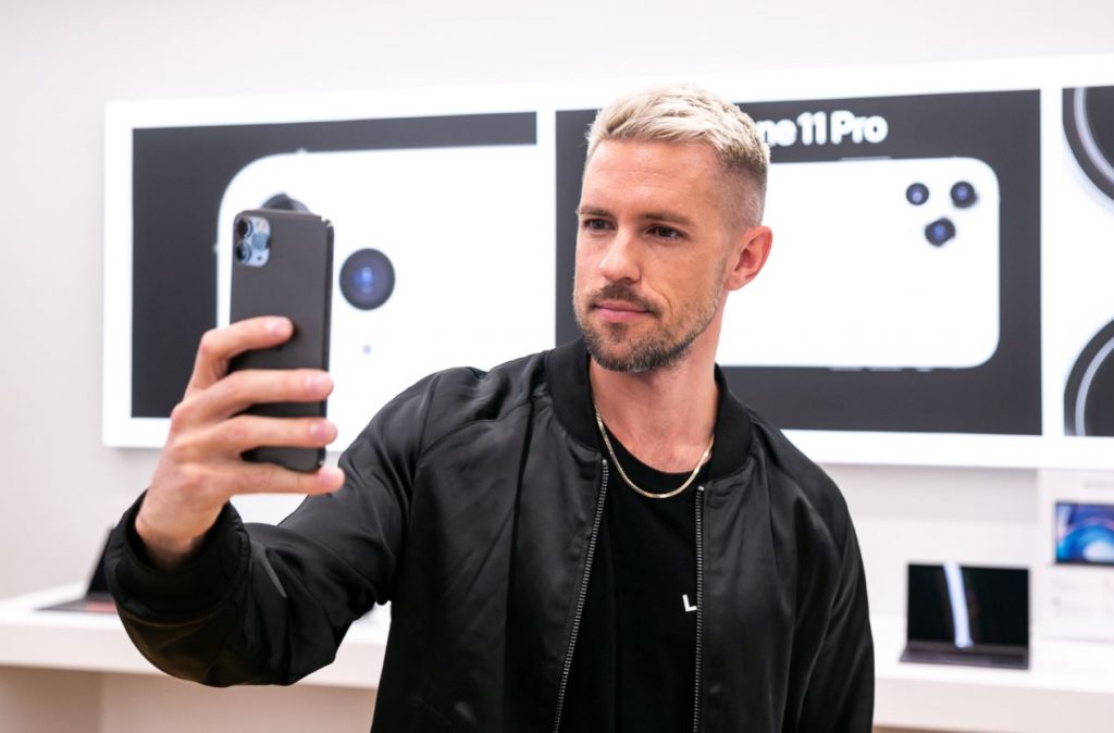“X Faktora” vadītājs un dziedātājs Markus Riva ticis pie sava jaunā “iPhone” telefona.