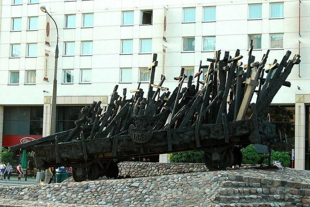 Piemineklis Austrumos kritušajiem un nogalinātajiem poļiem Varšavā.