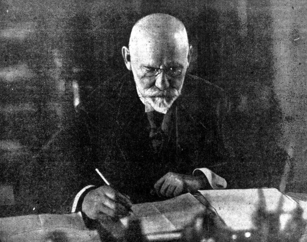 Jānis Čakste (1859–1927) darba kabinetā 1927. gadā.