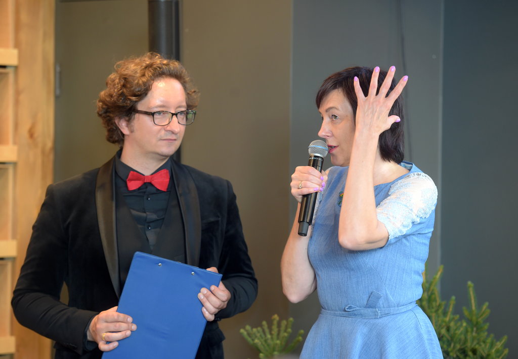 Kora “Maska” diriģents un mākslinieciskais vadītājs Jānis Ozols un Jūrmalas domes priekšsēdētāja vietniece Rita Sproģe piedalās preses konferencē, kurā informē par 4. Starptautisko Baltijas jūras koru konkursu.