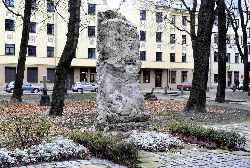 Tēlnieka Kārļa Zāles piemineklis dzejniekam Andrejam Pumpuram Lielajos kapos.