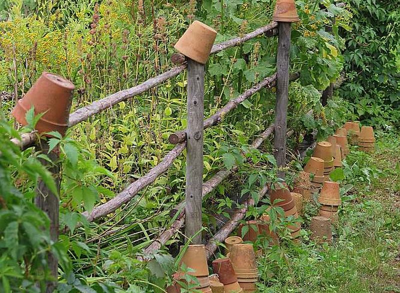 Sētiņas stabi micītēs kalpos ilgāk, ja uz tiem pa ziemu turēs podiņus. Savukārt uz zemes atstātajos pajumti atradīs ķirzakas.