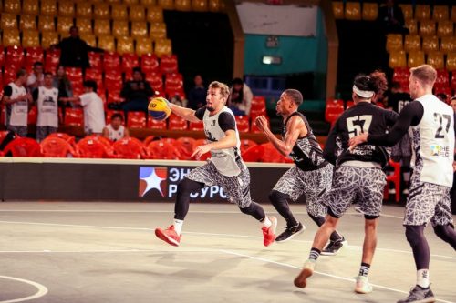 “Ventspils Ghetto” 3×3 basketbola komanda uzbrukumā.
