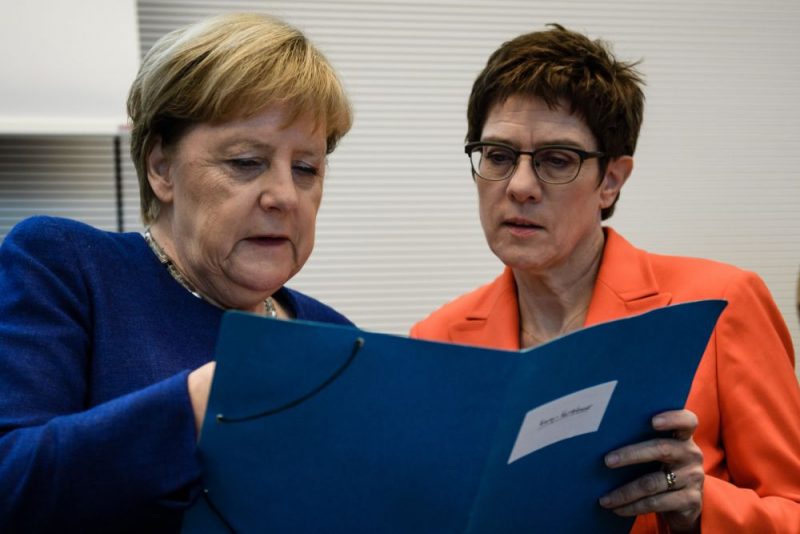 Angela Merkele (foto – no kreisās) un Annegrēta Krampa-Karenbauere.