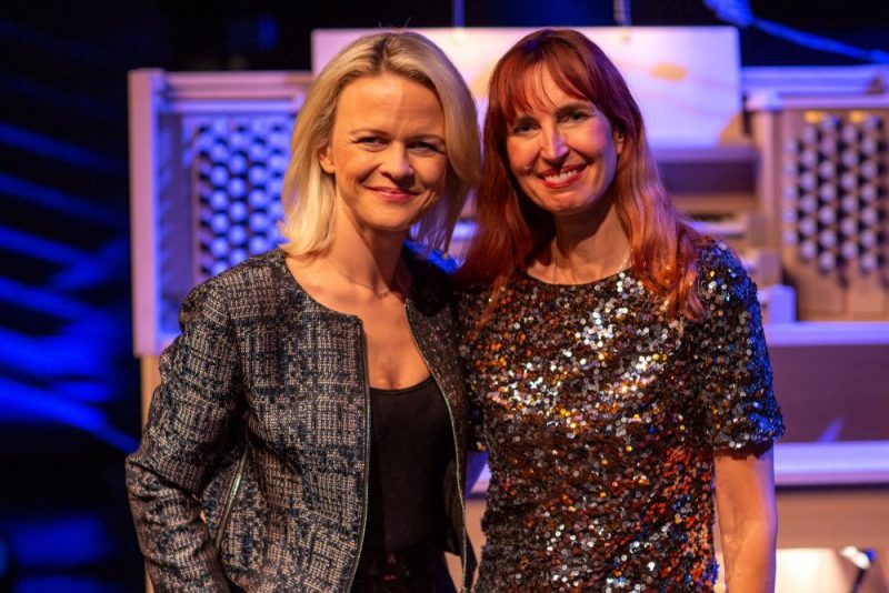 Festivāla iniciatore Iveta Apkalna (pa kreisi) un vācu ērģelniece Barbara Denerleina.