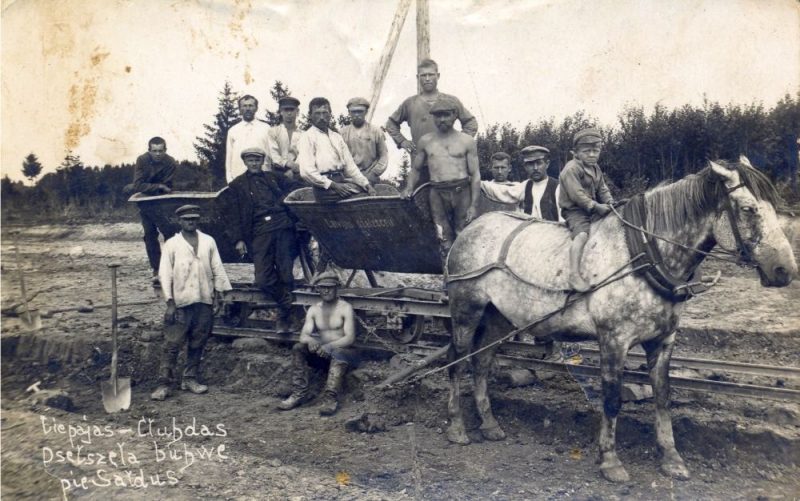 Zemes pārvietošanai starp ierakumiem un uzbērumiem nereti tika izmantots zirgu vilces pagaidu šaursliežu dzelzceļš.
