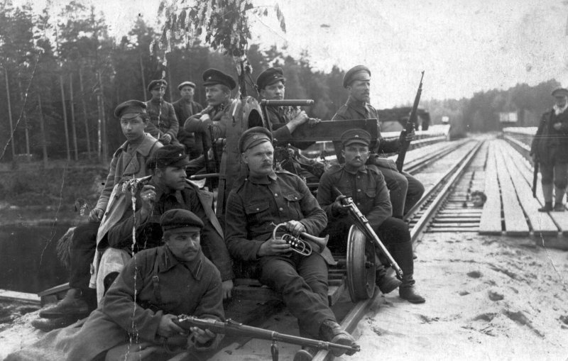 Gaujas tilta pie Strenčiem apsardze tiek nodrošināta ciešā sazobē ar Latvijas armiju.
