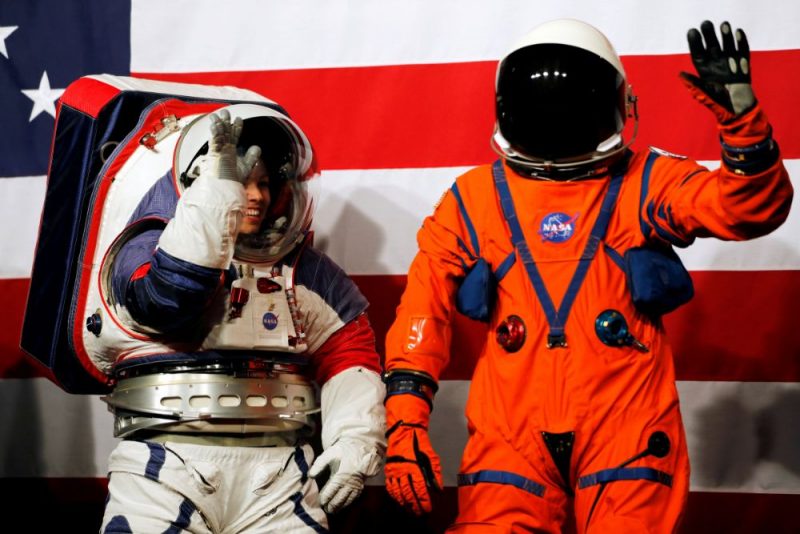 ASV Nacionālā aeronautikas un kosmosa pārvalde (NASA) demonstrē divu jaunu kosmosa skafandru prototipu, 15.10.2019.