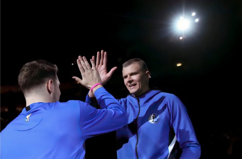 Kristaps Porziņģis (no labās) un Luka Dončičs būs grūti apstādināms duets.