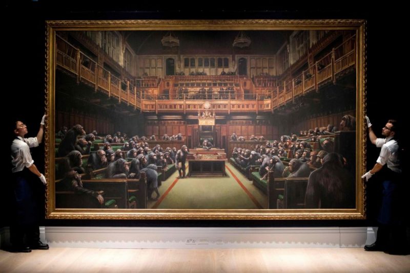 Britu grafiti mākslinieka Benksija glezna, kurā attēlotas šimpanzes debatējam Lielbritānijas parlamentā, ceturtdienas vakarā tika pārdots izsolē Londonā par 9,8 miljoniem britu mārciņu (11 miljoniem eiro).