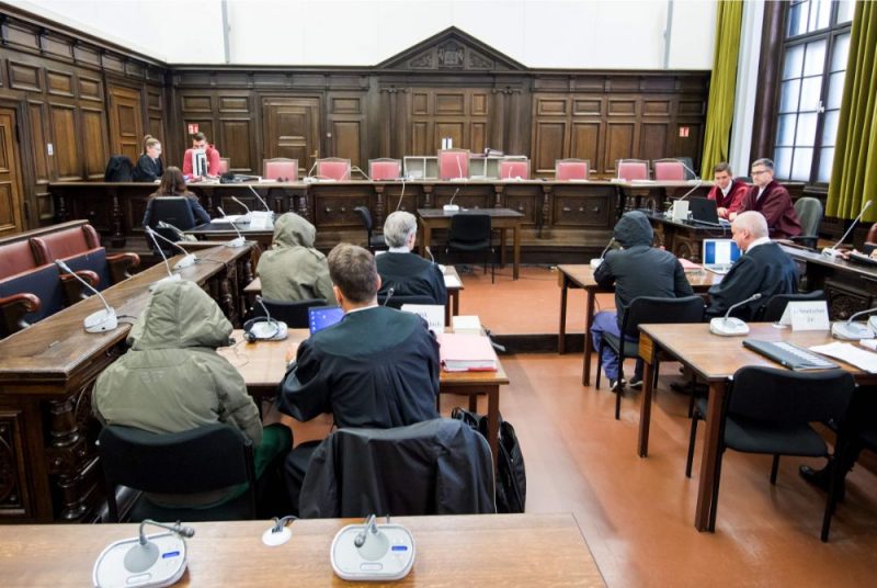 Vācijā tiesas priekšā stājušies trīs irākieši, kuri apsūdzēti par terorakta plānošanu un nelegālu sprāgstvielu glabāšanu, 21.10.2019.