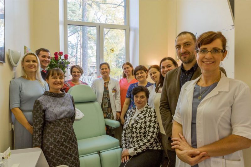 Bērnu slimnīcā atklāj Baltijā pirmo Pēdu aprūpes kabinetu