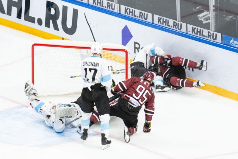 Rīgas un Minskas hokeja komandu cīņa.