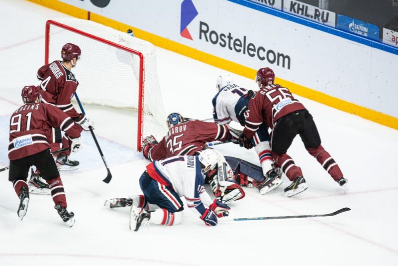 Rīgas “Dinamo” sīvā cīņā zaudēja “Ņeftehimik” komandai.