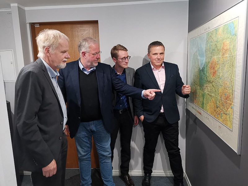 SIA “Eolus” valdes loceklis Ingvars Sventesons (no kreisās), “Eolus Vind AB” padomes loceklis Hanss Johansons, SIA “Eolus” valdes loceklis Saimons Landkvists un SIA “Eolus” valdes loceklis Gatis Galviņš.