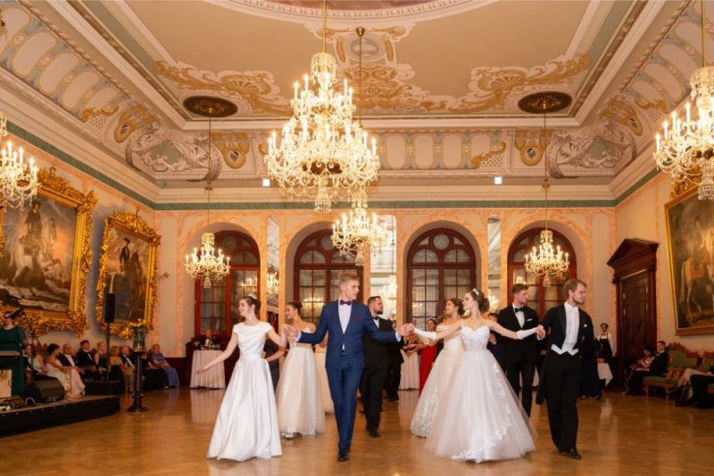 Balle “Elegances ritmos” sākās ar polonēzi.