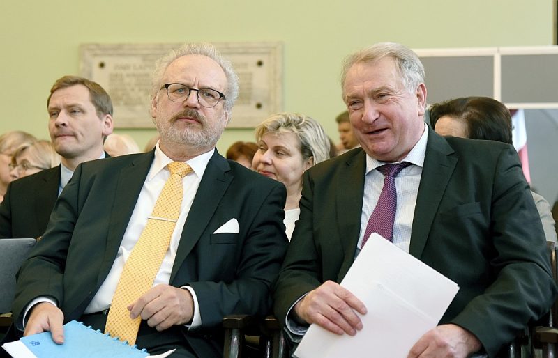Līdzšinējais Latvijas Vēsturnieku komisijas vadītājs Inesis Feldmanis (no labās) pie prezidenta Egila Levita darbu neturpinās.