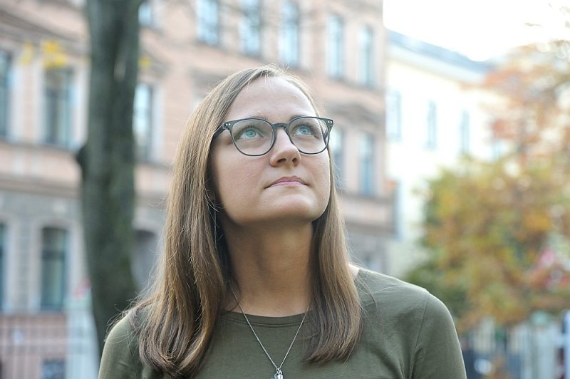 Dina pati kāju zaudēja 12 gadu vecumā – to nācās amputēt, lai meiteni izārstētu no kaulu vēža.