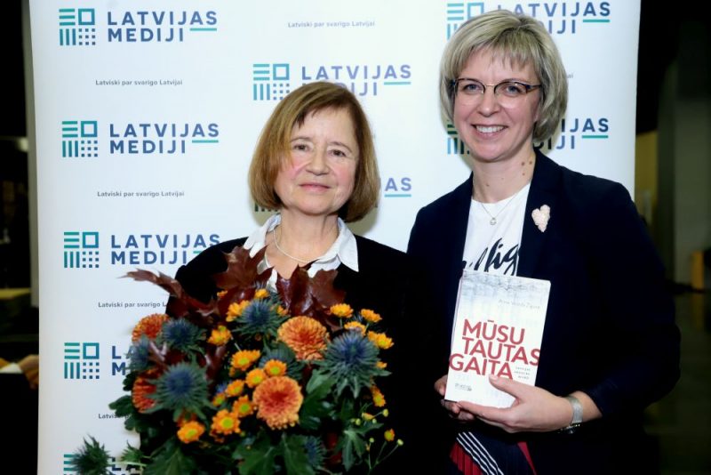 Anna Velēda Žīgure un izdevniecības “Latvijas Mediji” direktore Evija Veide.