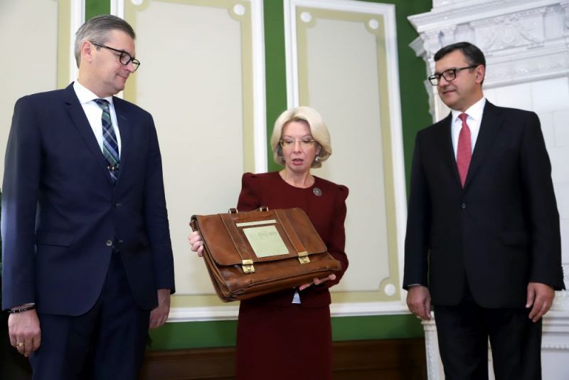 Finanšu ministrs Jānis Reirs iesniedz Saeimai 2020.gada valsts budžeta likumprojektu, 14.10.2019. Foto no kreisās Mārtiņš Bondars, Ināra Mūrniece un Jānis Reirs.
