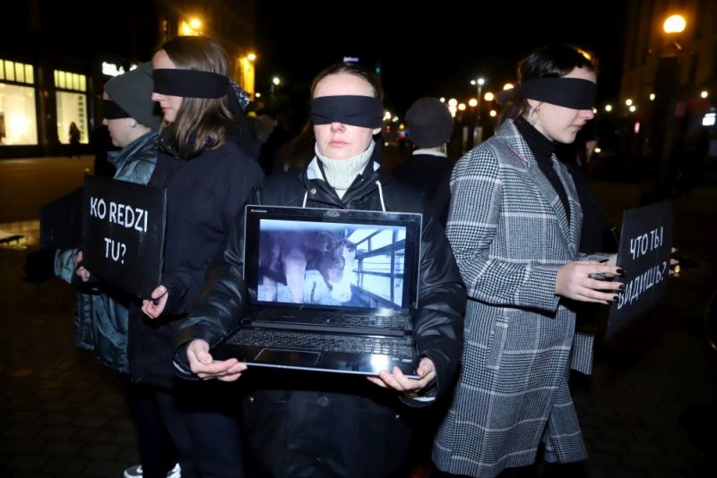 Dzīvnieku aizstāvji iziet ielās Rīgā un protestē pret mājlopu kaušanu