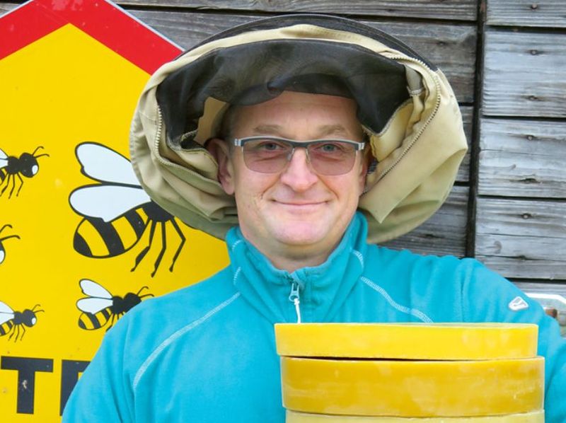 Igors Ignatjevs ar bitēm profesionāli darbojas kopš 2000. gada. Viņa dravā ziemo ap 80 saimju.