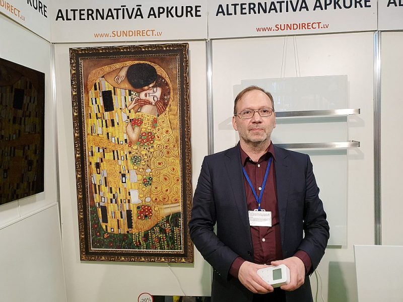 Laimonis Kleperis, “Sundirect” valdes loceklis, rāda, kā modernus infrasarkanos sildītājus var stiprināt pie sienām un griestiem vai novietot tos aiz gleznas vai spoguļa, turklāt vadīt no attāluma.