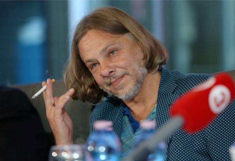 Dailes teātra mākslinieciskais vadītājs Dž.Dž.Džilindžers piedalās preses konferencē par Dailes teātra 2019./2020. gada sezonas aktualitātēm.