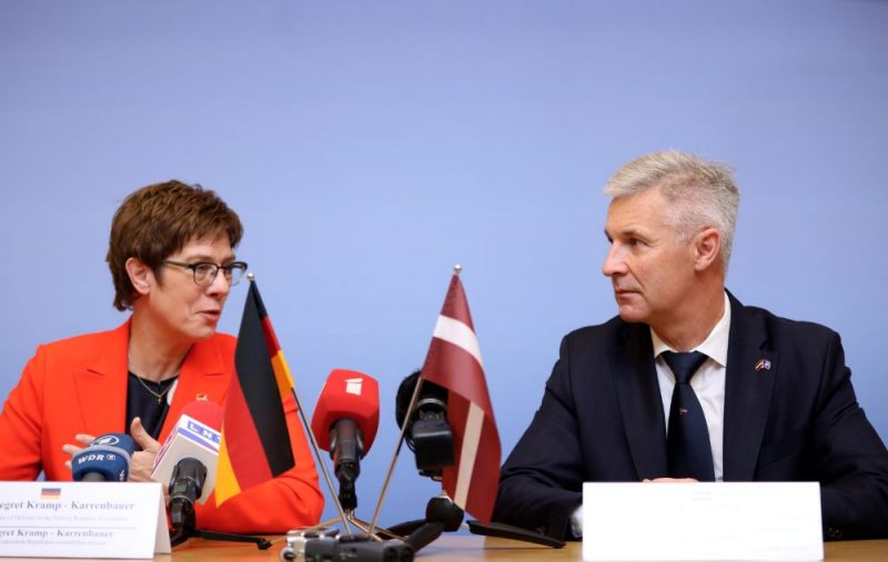 Vācijas aizsardzības ministre Annegrēta Krampa un Latvijas aizsardzības ministrs Artis Pabriks piedalās preses konferencē pēc tikšanās Aizsardzības ministrijā.