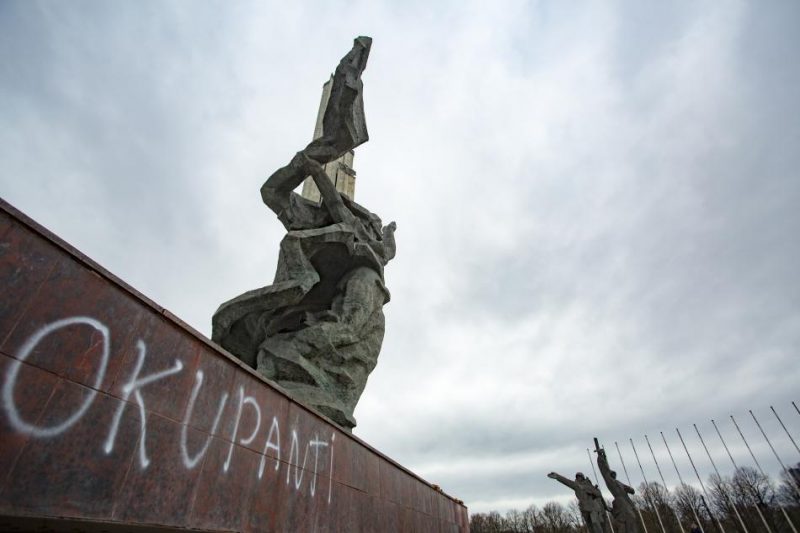 Vandāļu atstātais uzraksts “okupanti” uz pieminekļa “Padomju Latvijas un Rīgas atbrīvotājiem no vācu fašistiskajiem iebrucējiem” Uzvaras parkā.
