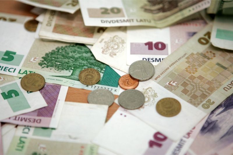 Latu banknotes un monētas