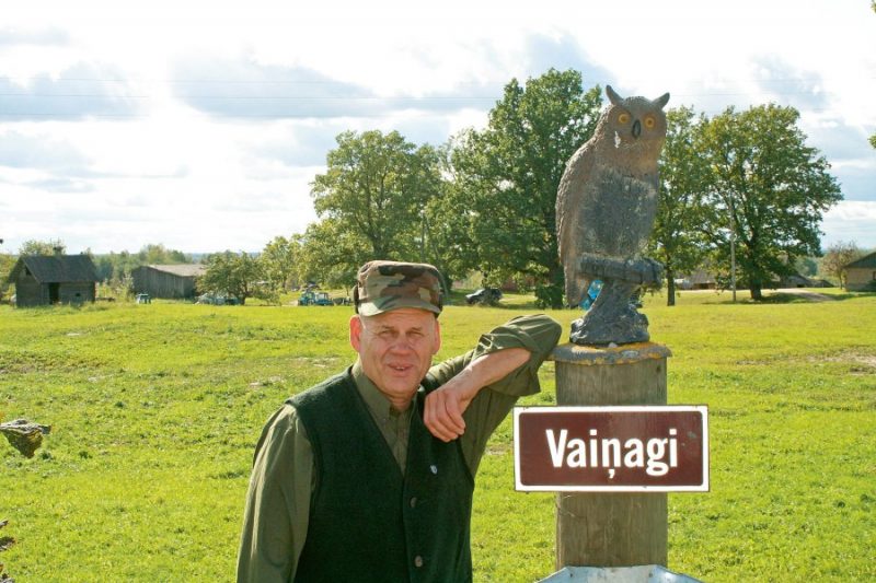 Mājceļa zīme uz Uģa Lārmaņa dižozolu ieskauto saimniecību “Vaiņagi”.