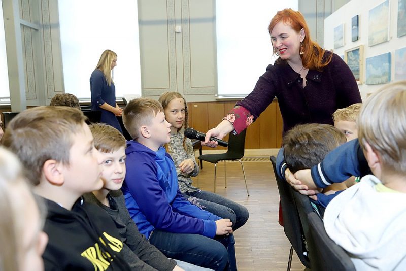 Andras Manfeldes grāmata “Ceriņslotas zīmējumi” tika atklāta oktobra sākumā Kuldīgas mākslas namā, bērniem, vecākiem un skolotājiem klātesot.