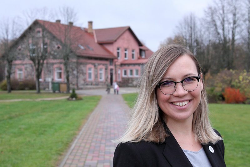 Mores pamatskolas direktore Tīna Blūma ar lepnumu atzīst, ka skola ne tikai dod iespēju īpašiem bērniem nebūt nošķirtiem internātskolās, bet arī pārējiem jauniešiem uzaugt tolerantā vidē, kur atšķirīgais tiek pieņemts par normu.