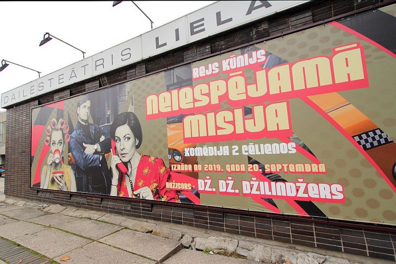Dž. Dž. Džilindžera iestudētā Reja Kūnija komēdija “Neiespējamā misija”, kurā galvenās sieviešu lomas atveido Rēzija Kalniņa un Vita Vārpiņa, bet galvenā varoņa tēlā iejuties Artis Robežnieks, uzjundījusi diskusiju par mākslas un komercijas attiecībām teātru repertuārā.
