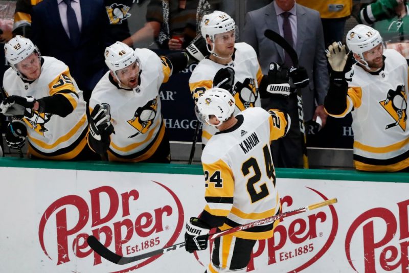 “Penguins” hokejisti. tostarp Teodors Bļugers (otrais no labās), svin kārtējo vārtu guvumu.