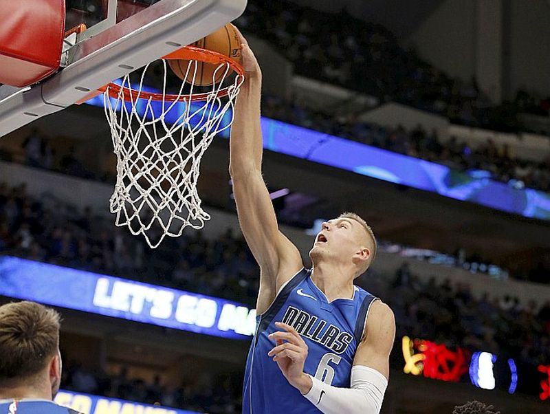 Kristaps Porziņģis NBA pirmajā nedēļā izcēlās ar vairākiem efektīgiem “slam dunk”.