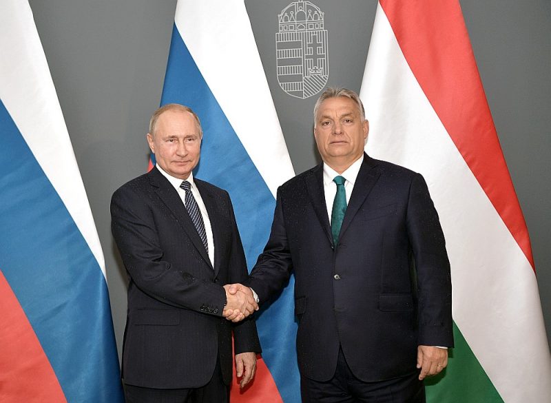 Krievijas prezidents Vladimirs Putins (no kreisās) un Ungārijas premjerministrs Viktors Orbāns ir tikušies vismaz reizi gadā pēdējos piecos gados, lai apspriestu tirdzniecības sakarus un sadarbību enerģētikas jomā.