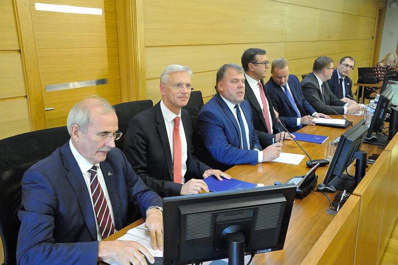 Latvijas Pašvaldību savienības (LPS) priekšsēža vietnieks un Jelgavas pilsētas priekšsēdētājs Andris Rāviņš (no kreisās), Ministru prezidents Krišjānis Kariņš, LPS vadītājs Gints Kaminskis, finanšu ministrs Jānis Reirs, Smiltenes novada domes priekšsēdētājs Gints Kukainis, vides aizsardzības un reģionālās attīstības ministrs Juris Pūce un satiksmes ministrs Tālis Linkaits LPS domes sēdē.