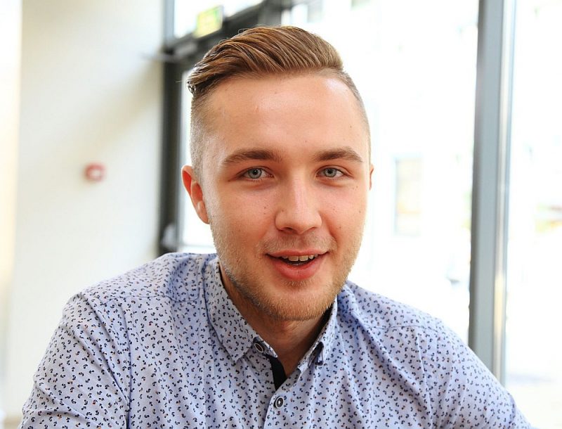 Reinis Nikuļcevs: “E-komercijā ir risks “uzmešanai”, bet ir arī priekšrocības – klients nezina, ka viņam pretī ir skolnieks.”