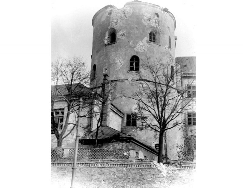 Bermontiešu sašautā Rīgas pils.