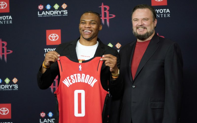 “Rockets” ģenerālmenedžers Derila Morija (pa labi) atbalsts Hongkongā notiekošajiem procesiem var pamatīgi iedragāt NBA ielaušanos Ķīnas tirgū.