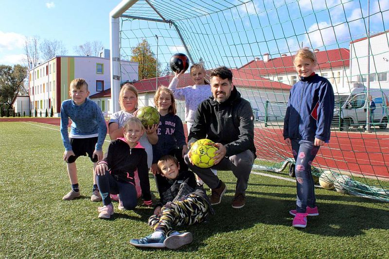 Sporta centra direktors Lauris Krēmers ar skolēniem pēc sporta stundas.