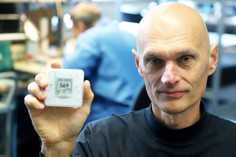 “SAF Tehnikas” tehniskais direktors Didzis Liepkalns: “”SAF tehnikas” veiktie eksperimenti skolā liecina, ka caurmēra skolas klasē, kurā ir 30 skolēni, 1400 ppm līmenis, pie kura uztveres spējas samazinās uz pusi, tiek sasniegts 15 minūšu laikā. Lai vizualizētu šo domu, mēdzam teikt, ka katrā telpā, kur atrodas cilvēki, atrodas arī neredzams zilonis, kas izelpo visu gaisu.”